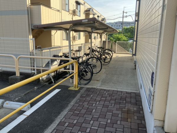 スカイコート待兼山B棟1階2LDK 自転車置き場の画像