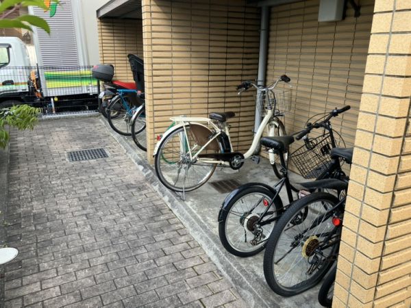 西緑丘プラザビル3階2LDK 自転車置き場の画像