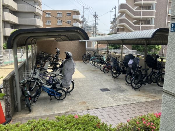 リヴェール緑地6階3LDK 自転車置き場の画像