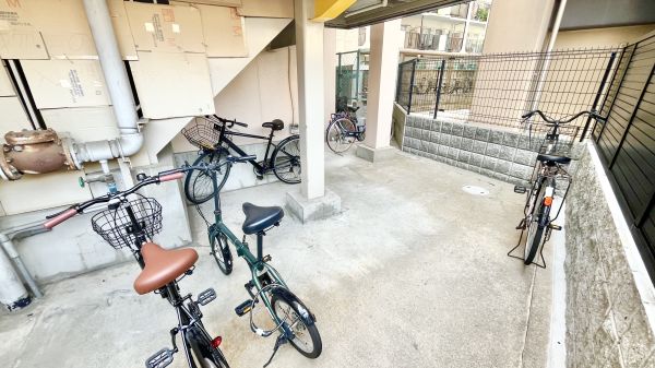スタンドアップ野里7階1K 自転車置き場の画像
