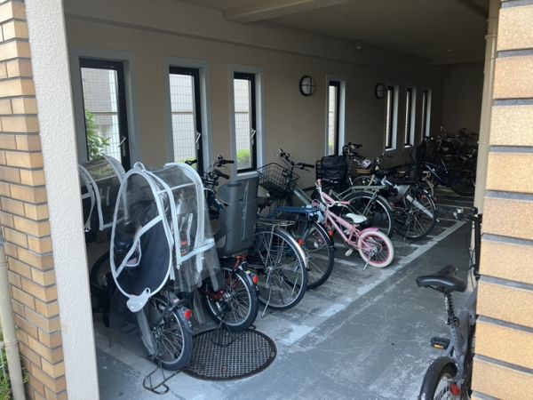 シャトレ千里5階3LDK 自転車置き場の画像