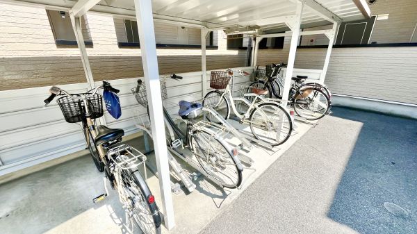 コアレジデンス1階1K 自転車置き場の画像