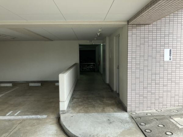 スプリングヒルズⅢ4階2LDK 自転車置き場の画像