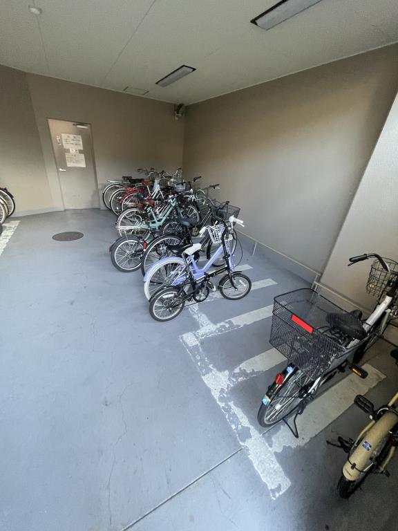 クロスロード 7階2LDK 自転車置き場の画像