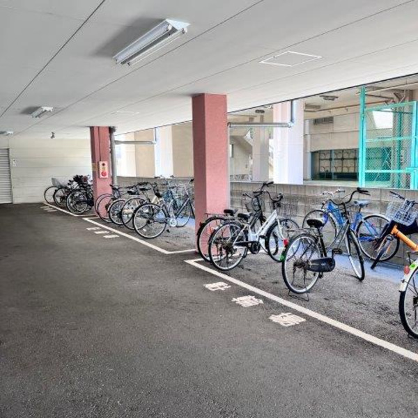 ダイナースコート4階1K 自転車置き場の画像