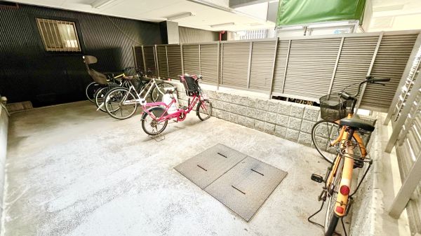 オズレジデンス玉出3階1DK 自転車置き場の画像