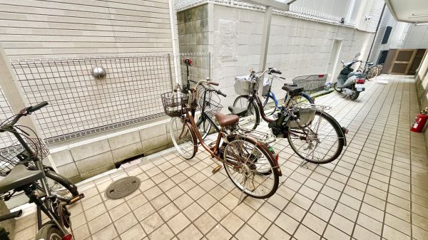 パークライフ住吉2階1K 自転車置き場の画像