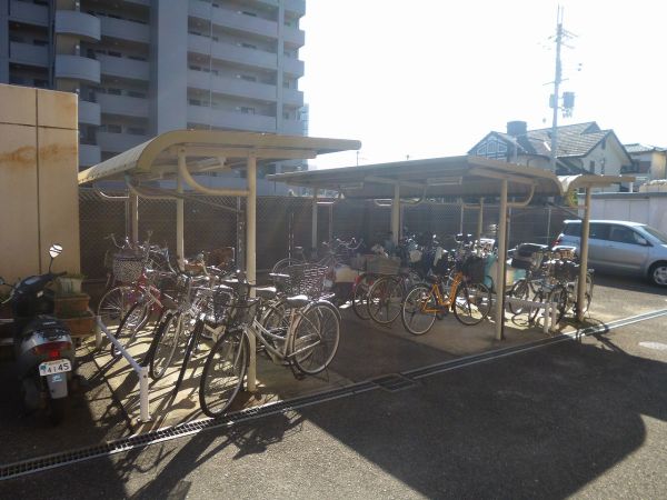 エクセレンス2階3LDK 自転車置き場の画像