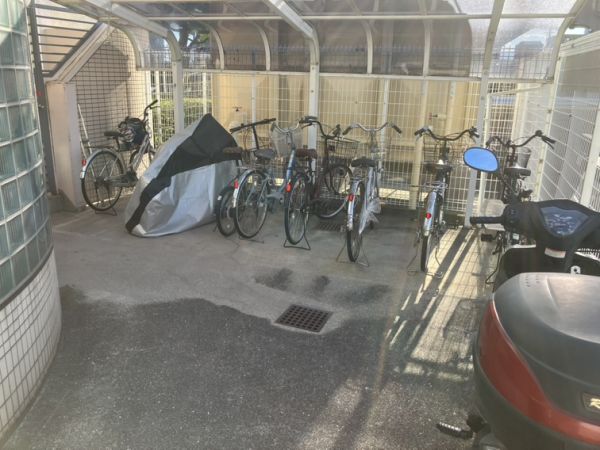 ローレル蛍池5階2DK 自転車置き場の画像
