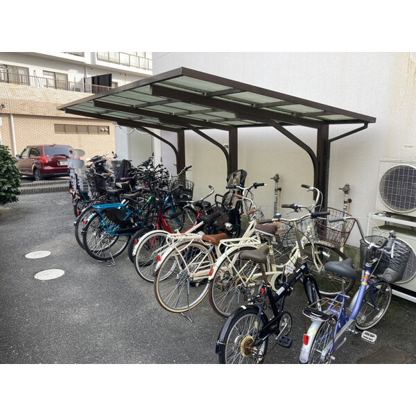 ヴィラ・デル・ソル5階3LDK 自転車置き場の画像