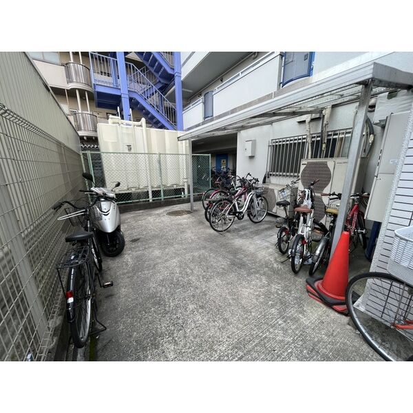 マンションプレザント10階1DK 自転車置き場の画像