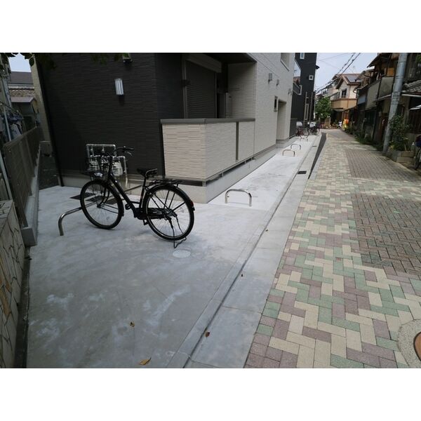 セレナヴィラ小阪W3階1K 自転車置き場の画像