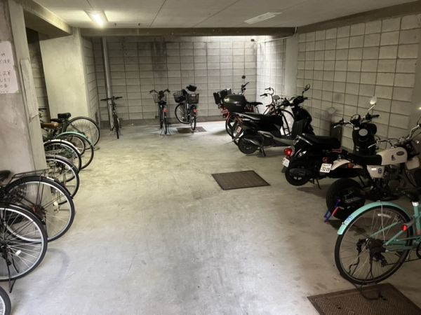長興寺こよしマンション4階2DK 自転車置き場の画像