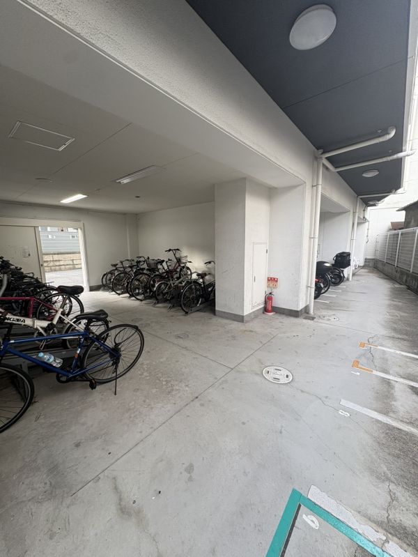 エルミタージュ難波南V8階1R 自転車置き場の画像