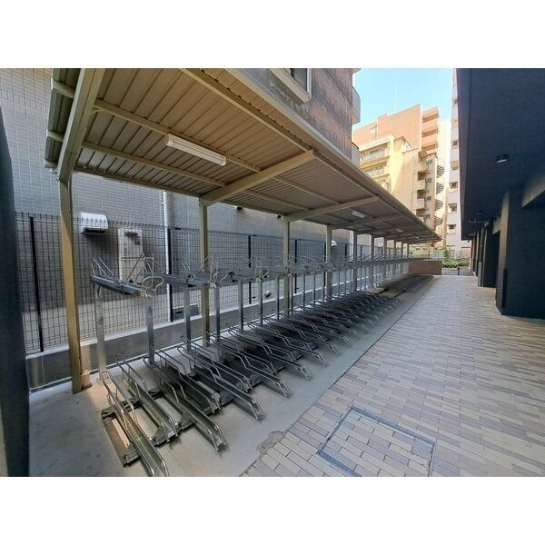 Splendide NAMBAIII11階1K 自転車置き場の画像