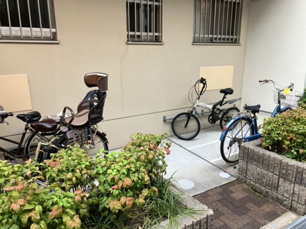 カーサ松崎町1階1LDK 自転車置き場の画像