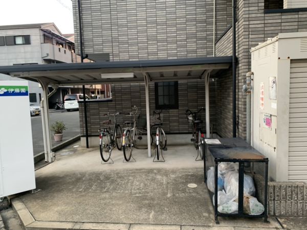 アンプルールフェールドミール3階1K 自転車置き場の画像