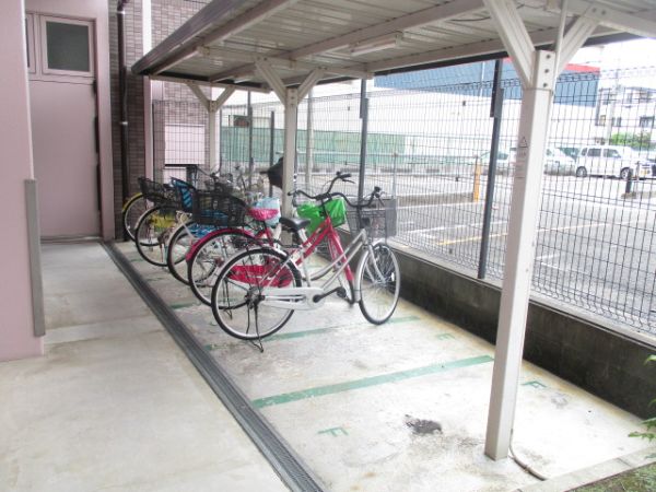 ロイヤルクレスト3階3LDK 自転車置き場の画像
