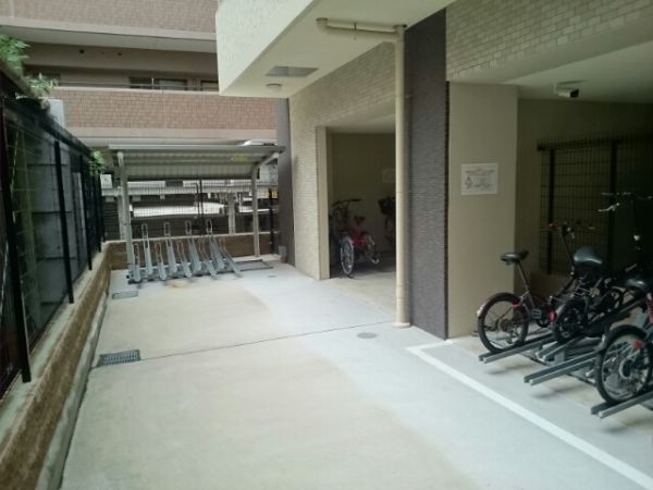 ウェスト宮ノ下6階1LDK 自転車置き場の画像