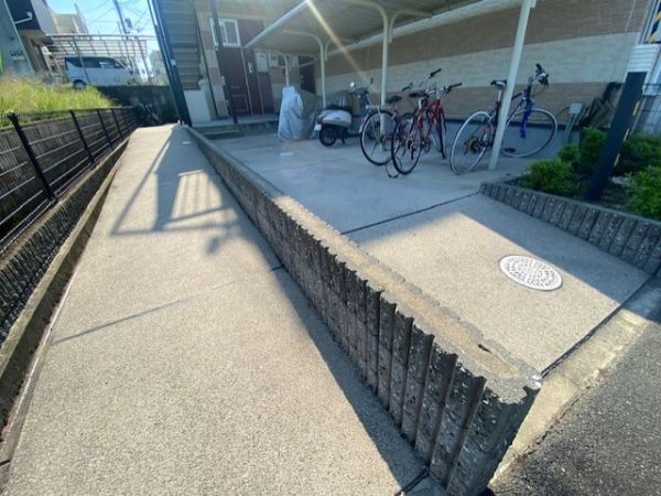レオパレスピュアホワイト1階1K 自転車置き場の画像