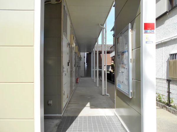 レオパレスアーク1階1K エントランスの画像