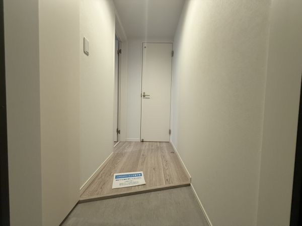CRASTINE中在家町B3階1LDK 玄関の画像