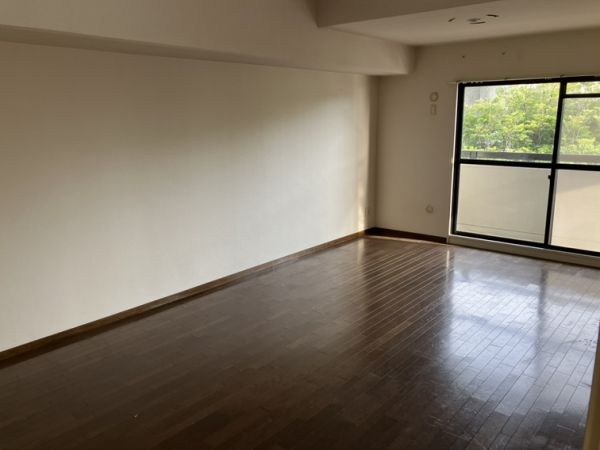 プレシオ緑ヶ丘4階4LDK以上 リビングの画像