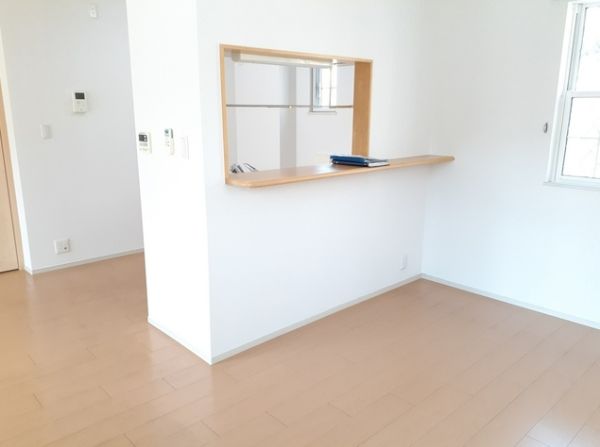 江坂町３丁目戸建賃貸2階3LDK リビングの画像