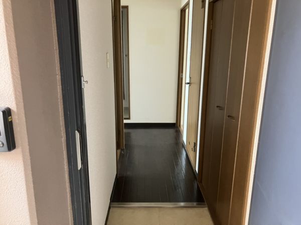 ローレルウイングス11階3LDK 玄関の画像