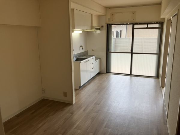 パークサイド柴原1階3LDK リビングの画像