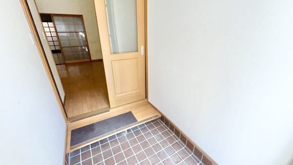 西成区玉出中1丁目貸戸建1階4LDK以上 玄関の画像
