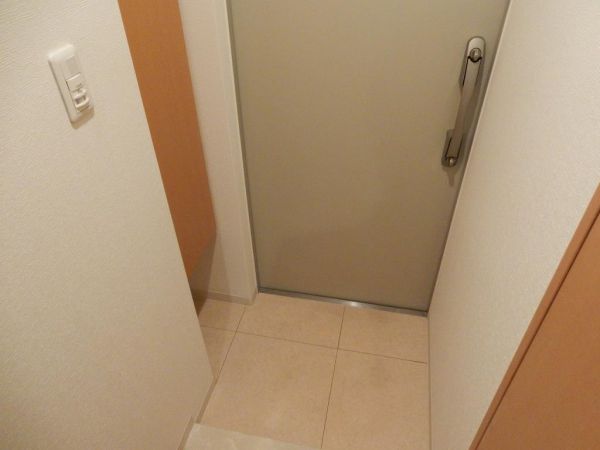 ウエストサイドリバーⅠ2階1K 玄関の画像
