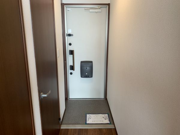 メゾンシャローム B2階1K 玄関の画像
