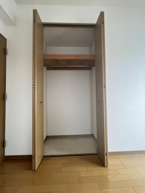 シュロス鶴ヶ丘 8階2LDK 収納の画像