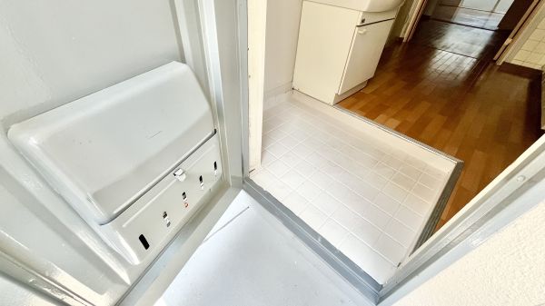トーカイプラザ弐号館2階2DK 玄関の画像