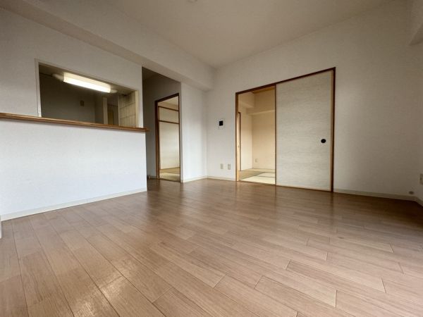 ラフィーネ7階3LDK リビングの画像