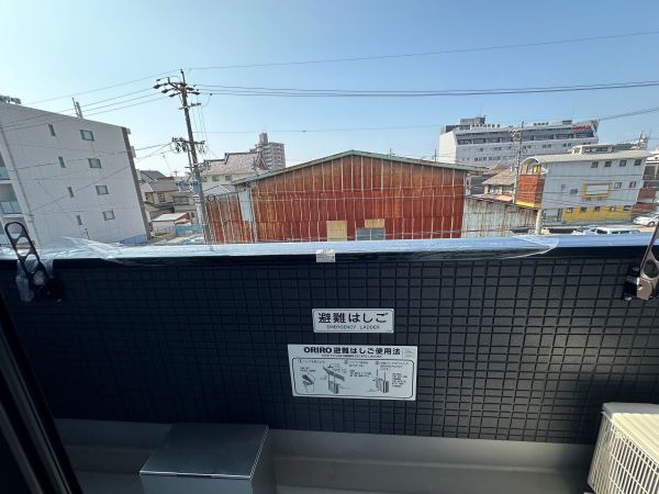 クラムズ黄金3階1LDK ベランダの画像