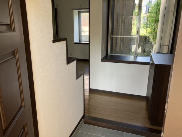 豊中市緑丘1丁目戸建2階4LDK以上 玄関の画像