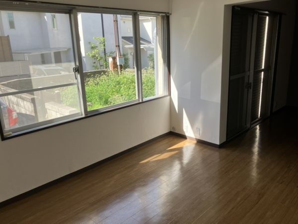 豊中市緑丘1丁目戸建2階4LDK以上 リビングの画像