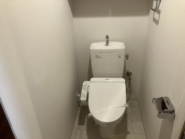レジディア千里万博公園3階4LDK以上 トイレの画像