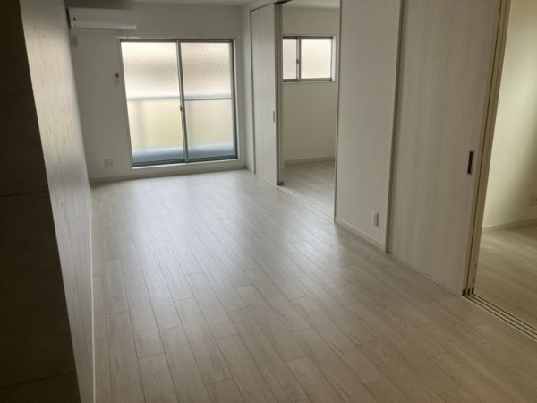 Villa　41　YAMATE　SUITA2階2LDK リビングの画像