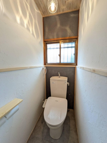 無垢の家2階2LDK トイレの画像