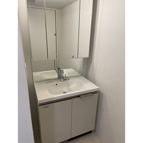 コンフォリア・リヴ大阪本町8階2LDK 洗面所の画像