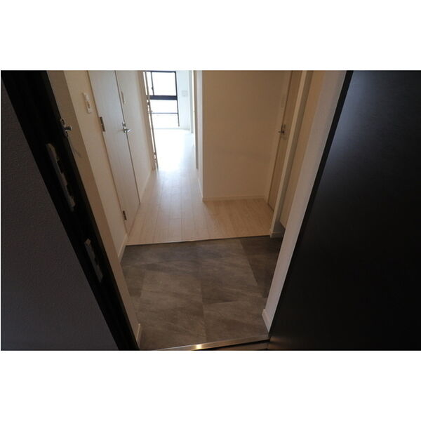 コンフォリア・リヴ新大阪WEST9階2K 玄関の画像