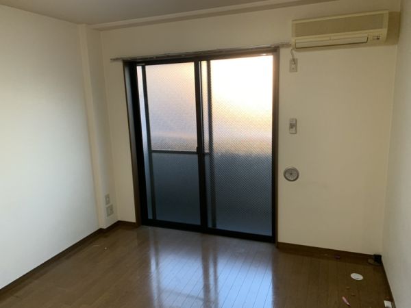 アンプルールフェールドミール3階1K リビングの画像