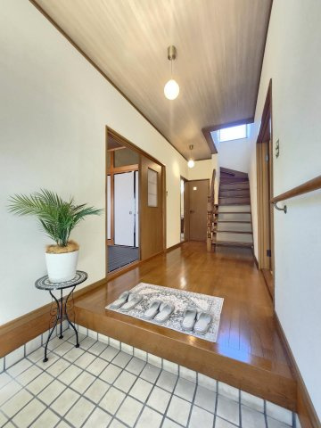 メゾン・ド・アンティークさつき台1階4LDK以上 玄関の画像