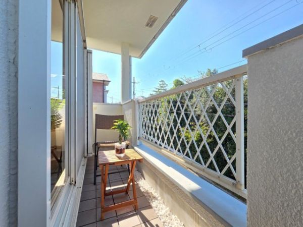 メゾン・ド・アンティークさつき台1階4LDK以上 ベランダの画像