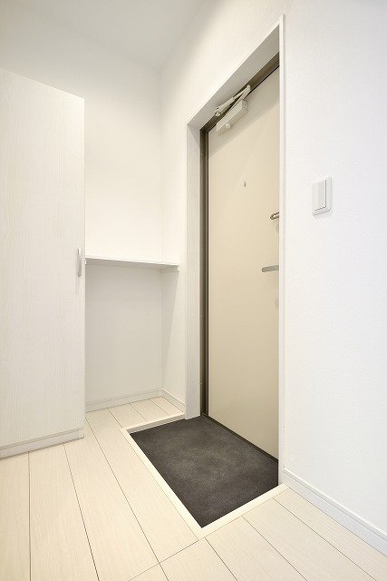 Celeste 五女子1階1R 玄関の画像