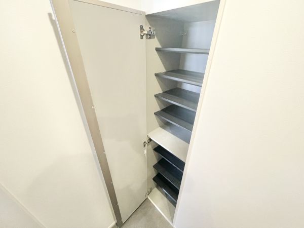 リュクスシティー黄金1階1LDK 玄関の画像