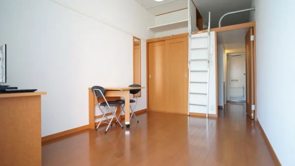 レオパレスアーク1階1K リビングの画像